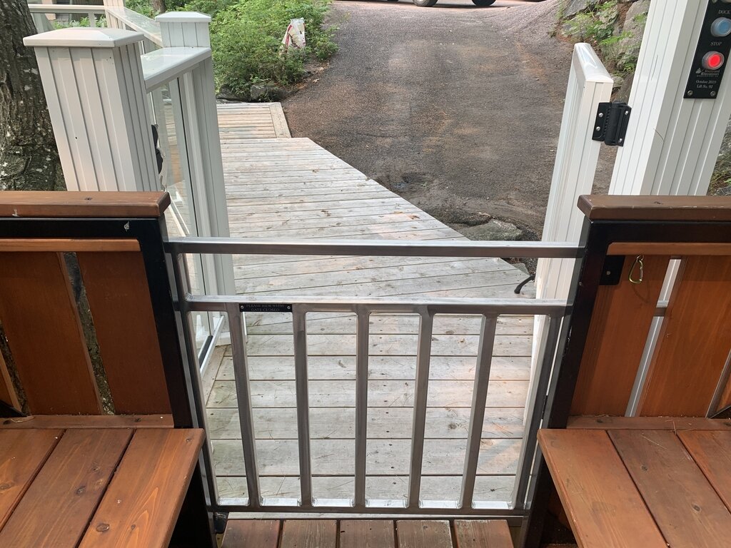 The main-floor station. The owner opted for a few steps rather than building a longer platform.